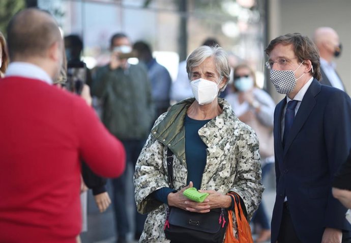 El alcalde de Madrid, José Luis Martínez-Almeida, durante su visita al entorno del viaducto de Joaquín Costa.