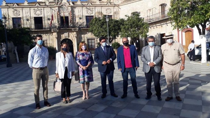 Carlos Toscano y Joaquín Páez, durante su visita a Lora del Río