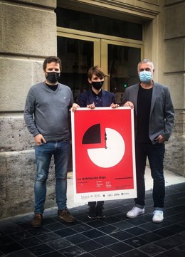 Pau Roca y Jorge Martí, de La Habitación Roja, con Marga Landete (IVC) en el centro, en el Teatro Principal de Valncia