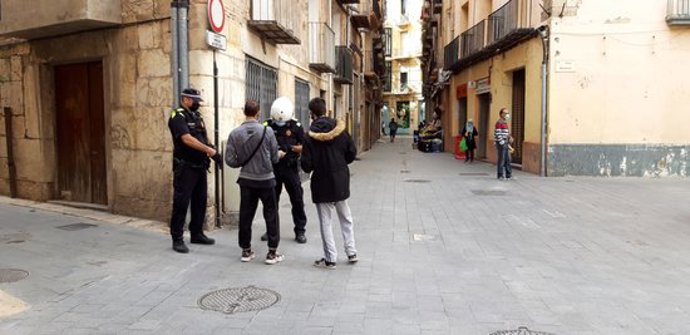 Pla general d'agents de la Policia Local de Tortosa tramitant denúncies per l'incompliment de les mesures per aturar la covid-19. (horitzontal)