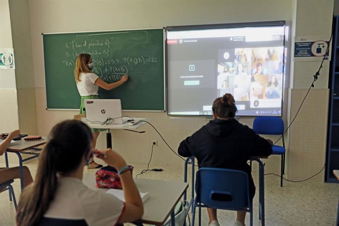 Alumnos atienden durante una clase semipresencial de Matemáticas en  unn  colegio de Madrid. 