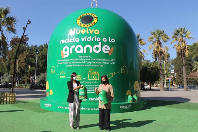 El contenedor de vidrio más grande del mundo recala en Huelva. 