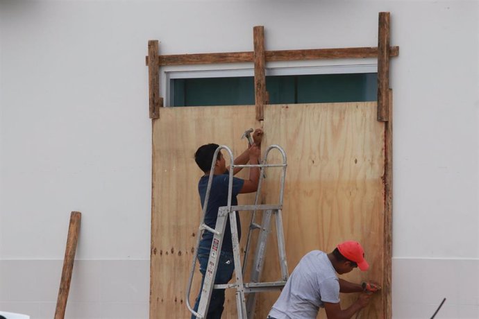 Preparativos en Puerto Morelos ante la llegada del huracán 'Delta'