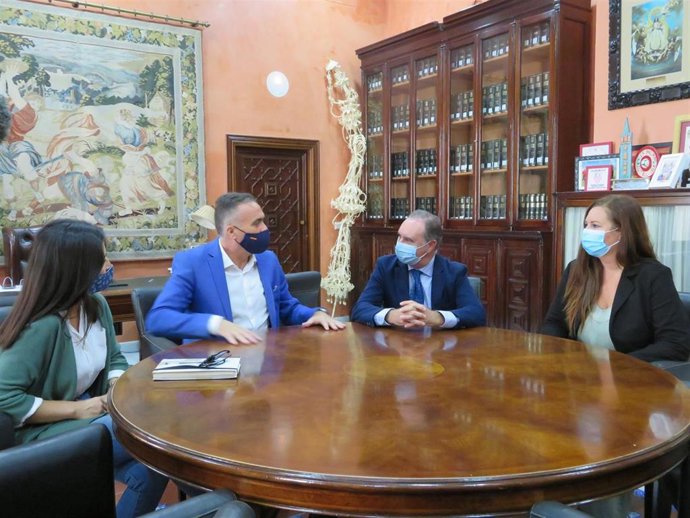 El delegado de Empleo, Formación, Trabajo Autónomo, Transformación Económica, Industria, Conocimiento y Universidad en Huelva, Antonio Augustín, en el Ayuntamiento de La Palma del Condado.