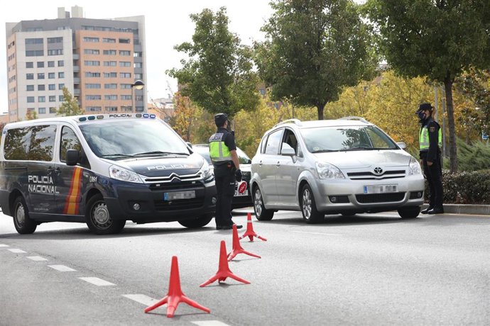 Agentes de la Policía Nacional realizan un control policial.