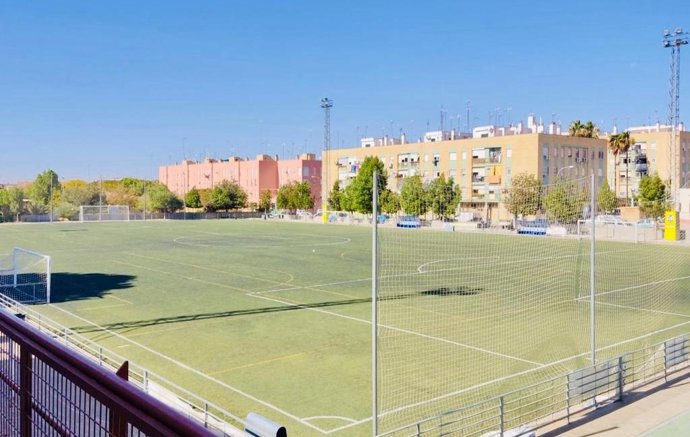 Mientras se tramita el proyecto de cambio total del césped, para no paralizar la actividad de estas instalaciones deportivas, en unos días procederá a reparar las zonas en peor estado.