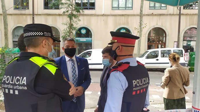 El conseller de Interior Miquel Smper junto al teniente de alcalde de Seguridad de Barcelona Albert Batlle, al visitar el dispositivo contra la venta de drogas en el Raval. Barcelona el 7 de octubre de 2020.