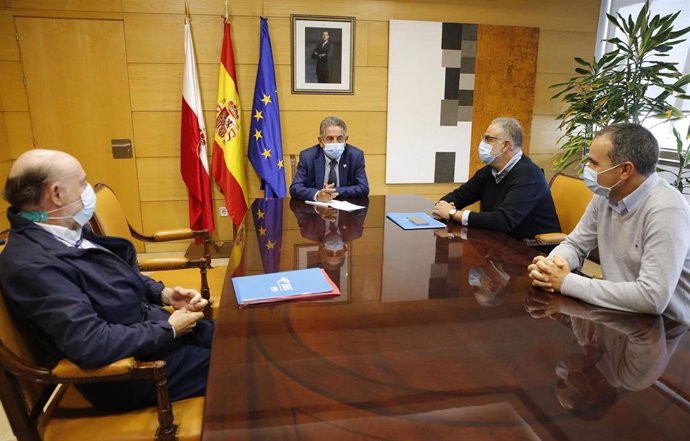 El presidente de Cantabria, Miguel Ángel Revilla, con representantes del Sindicato Médico