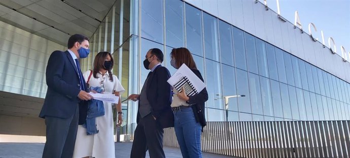 Los concejales del PP en la sede de Contursa