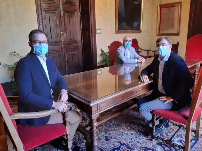El alcalde de Palma, Jose Hila, durante una reunión con el presidente de la Autoridad Portuaria de Baleares (APB), Francesc Antich.