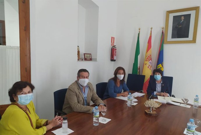 La delegada de Turismo, Regeneración, Justicia y Administración Local en Huelva, María Ángeles Muriel, en el Ayuntamiento de Berrocal durante su visita a la localidad.