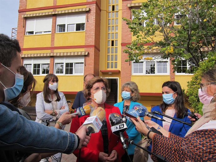 La consejera de Ciudadanía y Derechos Sociales del Gobierno de Aragón, María Victoria Broto, visita la residencia de mayores 'Pirineos' de Zaragoza.