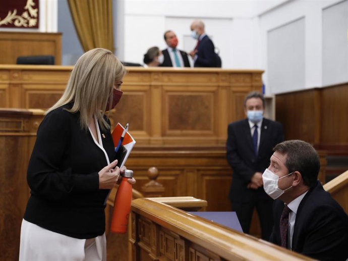 La portavoz de Cs en las Cortes, Carmen Picazo, y el presidente de C-LM, Emiliano García-Page, en el Debate sobre el Estado de la región.