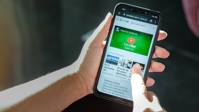 Imagen de la web de Canal Sur en un teléfono móvil.
