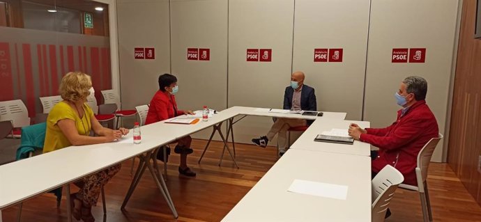 Hurtado (al fondo), en la reunión con representantes de la Asociación 'Derecho a Morir Dignamente'.