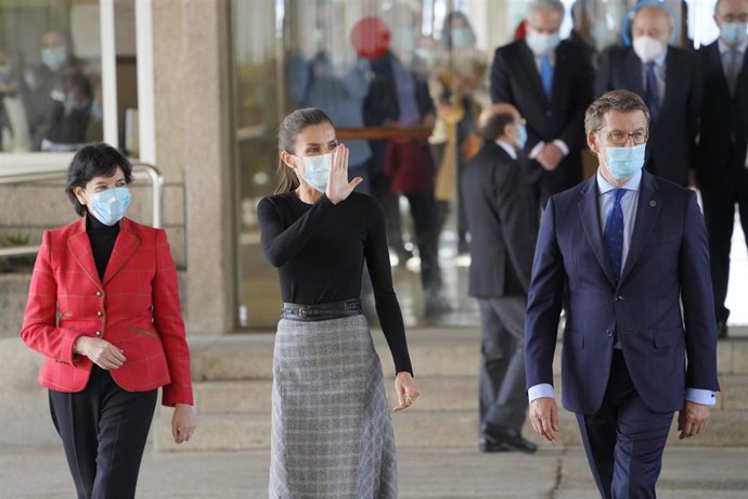 (I-D) La ministra de Educación y Formación Profesional, Isabel Celaá; y la Reina Letizia; y el presidente de la Xunta, Alberto Núñez Feijóo.