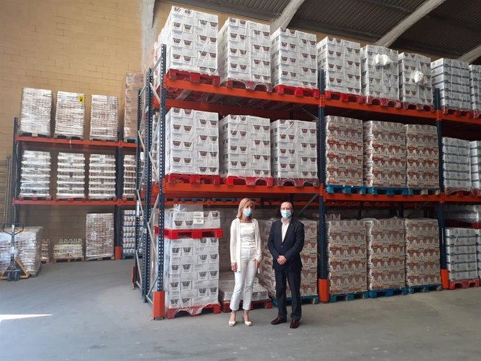 Visita de Manuela Parralo al Banco de Alimentos de Huelva en una imagen de archivo.