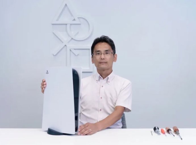 El vicepresidente del departamento de diseño mecánico dentro de la división de Diseño de Hardware de SIE, Yasuhiro Ootori, muestra el interior de la PlayStation 5