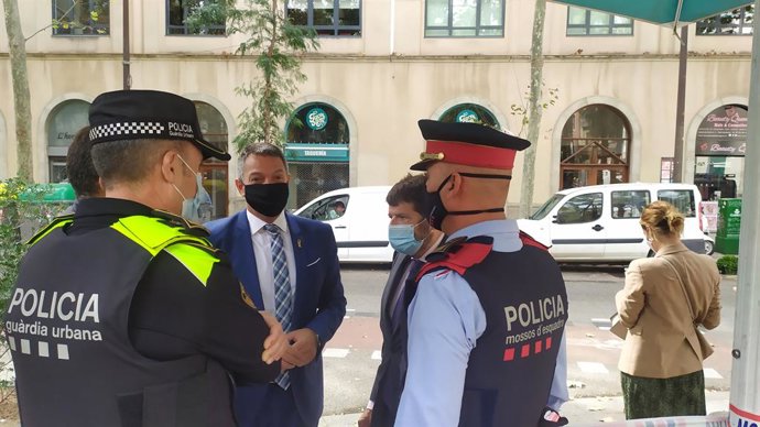 El conseller d'Interior Miquel Smper al costat del tinent d'alcalde de Seguretat de Barcelona Albert Batlle, en el dispositiu. Barcelona, Catalunya (Espanya), 7 d'octubre del 2020.