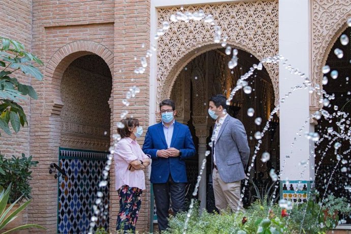 Benjumea, junto a Stiven Vargas, portavoz de Cs en Paradas,  y una guía de la casa nazarí