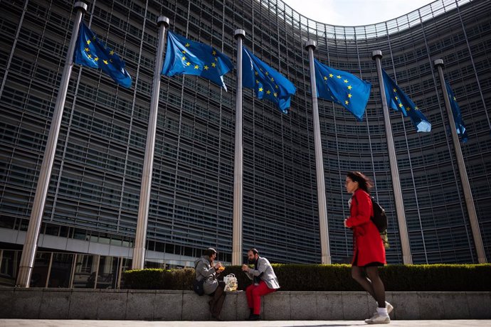 AMP.- UE.- Bruselas emitirá bonos sociales para financiar el fondo de 100.000 mi