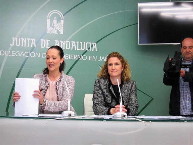 Trinidad Rus (d), en una imagen de archivo junto a la delegada del Gobierno andaluz Maribel Lozano.