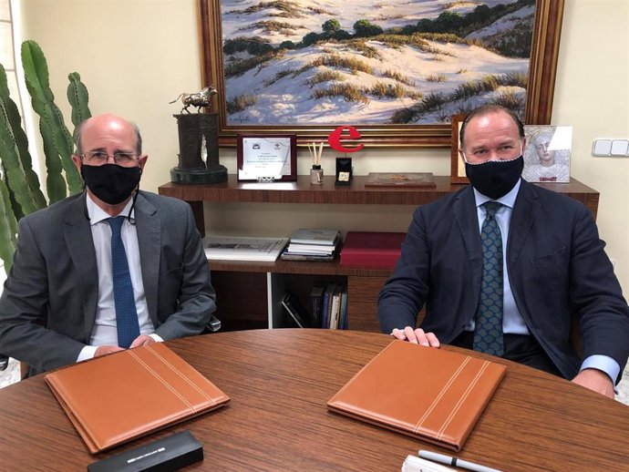 El secretario general en Andalucía, Rafael Caamaño, y el presidente de Caja Rural del Sur, José Luis García-Palacios, este miércoles en la firma del convenio.