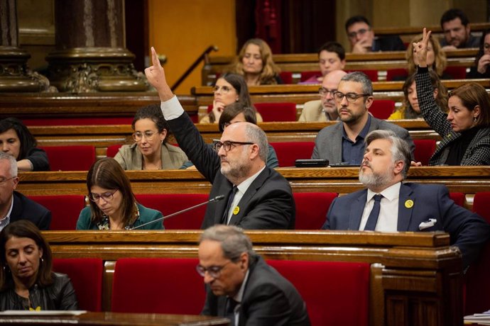 El presidente de JxCat en el Parlament, Albert Batet (1d) y el portavoz de Junts x Cat en el Parlament, Eduard Pujol (2d), durante la votación en una sesión plenaria en el Parlament de Catalunya, en Barcelona /Catalunya (España), a 13 de noviembre de 20