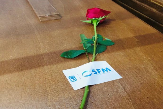 La empresa municipal de servicios funerarios despide a los madrileños víctimas del Covid-19 con rosas.
