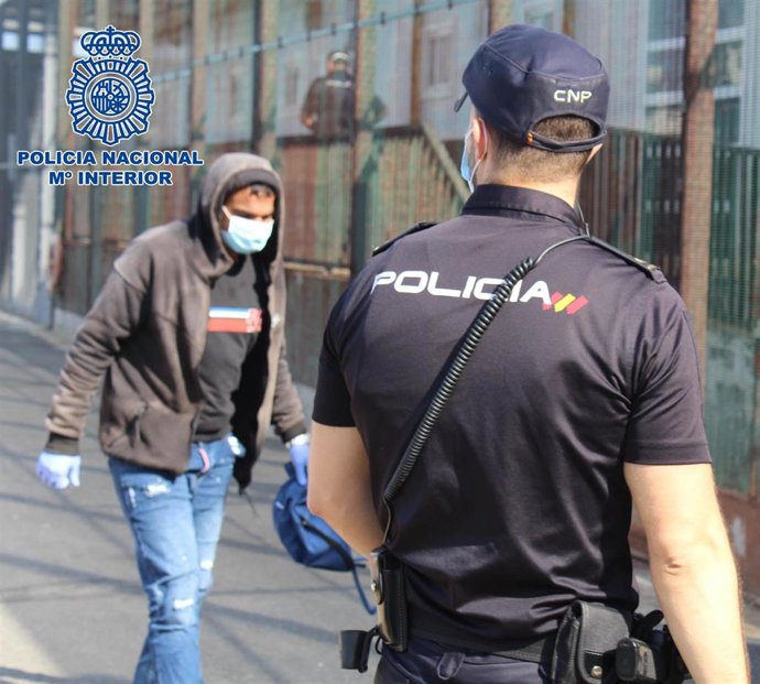 Un agente en el CATE de Almería donde se reciben a los ocupantes de pateras