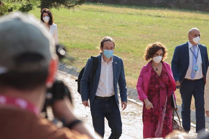 El vicepresidente y ministro de Derechos Sociales y Agenda 2030, Pablo Iglesias, y la ministra Portavoz y de Hacienda, María Jesús Montero.