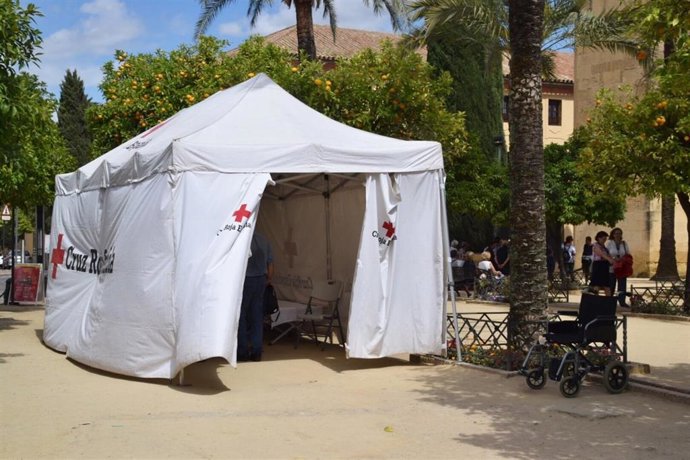 Carpa de Cruz Roja en las cercaníias del Alcázar de los Reyes Cristianos en una celebración anterior