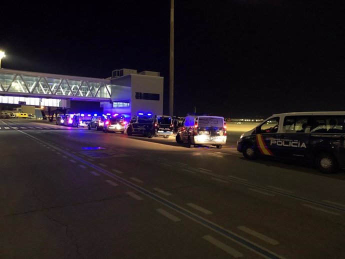 Furgones de la Policía Nacional desplazados al aeropuerto de Palma para trasladar a los migrantes detenidos en septiembre en Baleares tras llegar en patera.