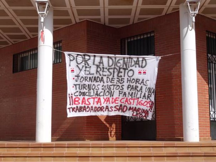 Cartel de protesta ante el Ayuntamiento de Marinaleda