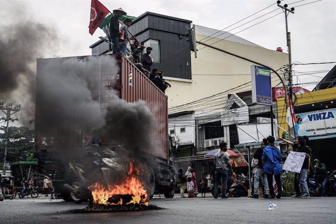 Indonesia.- Disturbios y enfrentamientos entre policías y manifestantes durante 