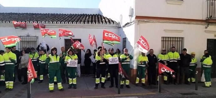 Protesta de los trabajadores de la limpieza viaria de Mairena
