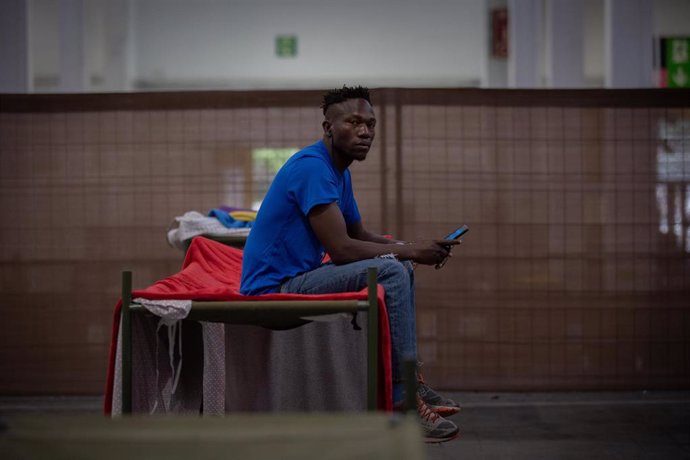 Un hombre en las instalaciones del albergue de Fira Barcelona, que fue habilitado por la crisis de la pandemia del coronavirus para 225 personas sin techo. En Barcelona, Catalunya (España), a 28 de mayo de 2020.