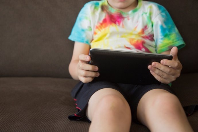 Un niño mira vídeos en una tablet, en una imagen de archivo.