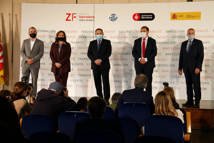 Pla general amb Jaume Collboni, Ada Colau, José Luis Ábalos, Juan Manuel Serrano i Pere Navarro a l'edifici de Correus el 7/10/2020 (horitzontal)