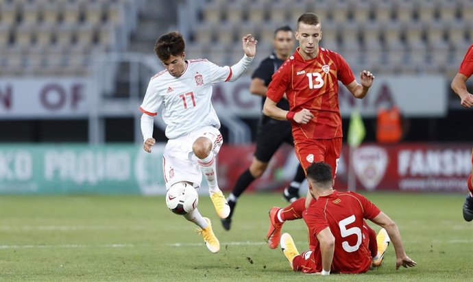 Riqui Puig conduce la pelota con la selección Sub-21 en el partido ante Macedonia del Norte