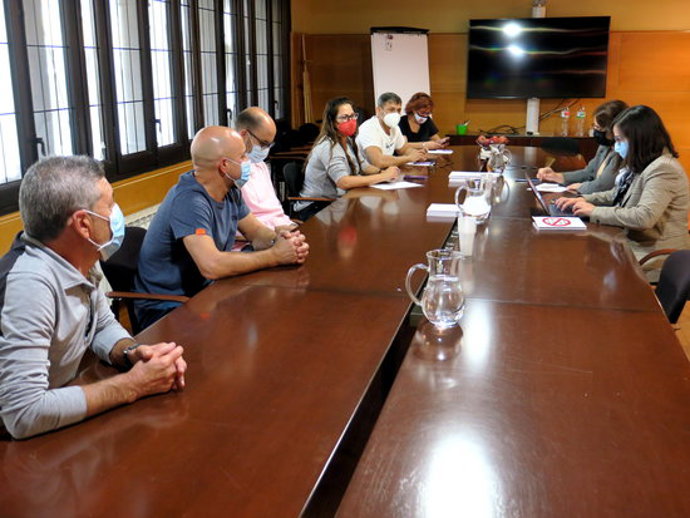 Pla general on es pot veure un moment de la reunió entre el govern municipal de la Paeria i el Comit d'Empresa d'Eysa, sobre la municipalització del servei de zona blava i grua, el 7 d'octubre de 2020. (Horitzontal)