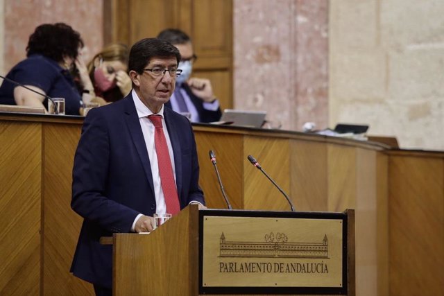 El vicepresidente de la Junta de Andalucía y consejero de Turismo, Regeneración, Justicia y Administración Local, Juan Marín, en el Pleno del Parlamento.