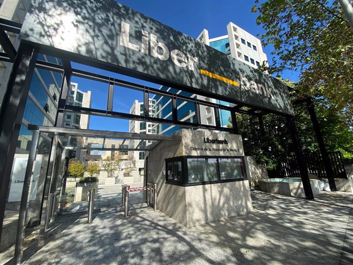 Entrada a la sede central de Liberbank, en Madrid (España), a 5 de octubre de 2020. Unicaja y Liberbank han confirmado este lunes contactos "preliminares" de cara a una posible fusión, sin que, por el momento, se haya adoptado ninguna decisión al respec