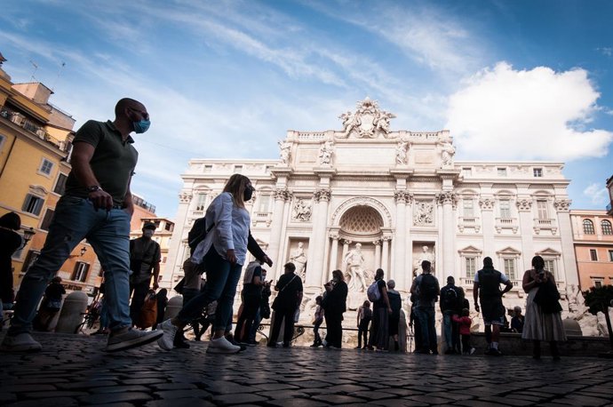 Persones amb mascarilla davant de la Fontana de Trevi a Roma