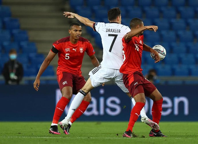 Manuel Akanji (número 5) durante el partido entre Suiza y Alemania de la Liga de Naciones 2020