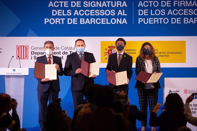 El secretario de Estado Pedro Saura, el ministro José Luis Ábalos, el conseller Dami Calvet y la presidenta del Puerto de Barcelona, Merc Conesa