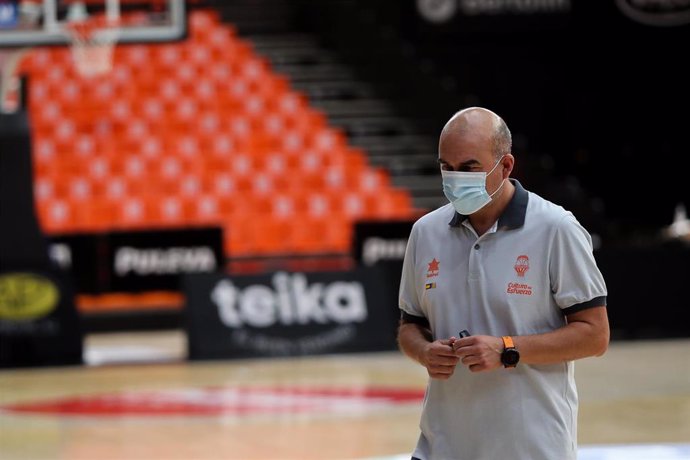 Jaume Ponsarnau durante un entrenamiento del Valencia Basket