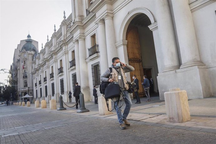 Un periodista en el Palacio de La Moneda de Chile durante la pandemia de coronavirus