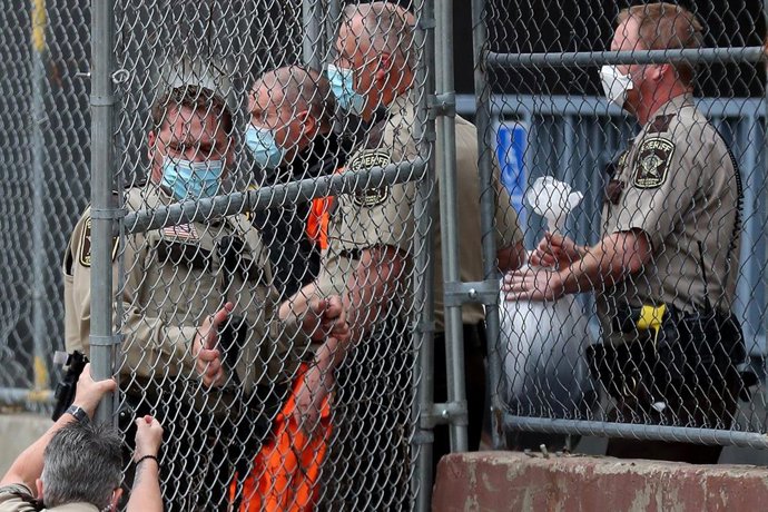 El agente Derek Chauvin siendo escoltado.