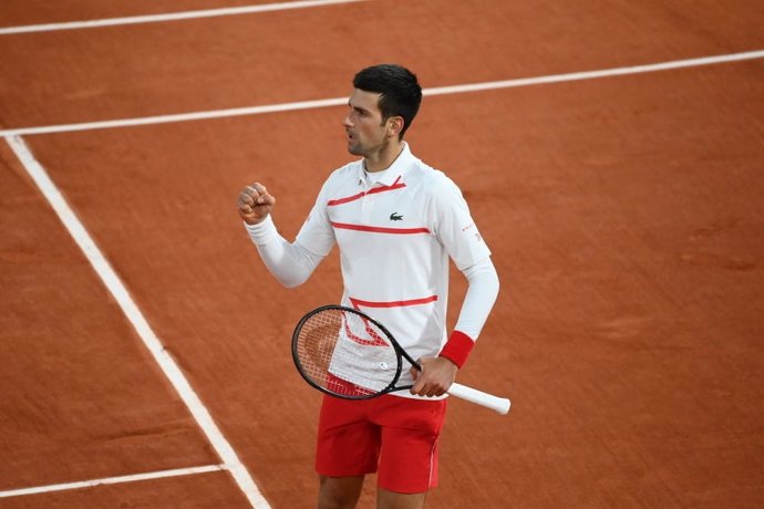 Novak Djokovic celebra un punto en su partido con Pablo Carreño en cuartos de Roland Garros 2020
